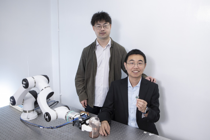 “Agile Executive Terminal for Robots”, one of the participating projects of the first batch of RAISe+ Scheme, is led by Prof. Shen Yajing, Associate Professor of HKUST Department of Electronic and Computer Engineering (right), along with Dr. Yang Xiong, Research Assistant Professor of HKUST Department of Electronic and Computer Engineering (left).