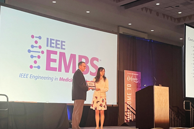 Prof. Wang Yiwen was presented with a certificate by IEEE EMBC 2024 Program Co-chair Prof. Kevin Otto, in appreciation of her contribution as a keynote speaker.