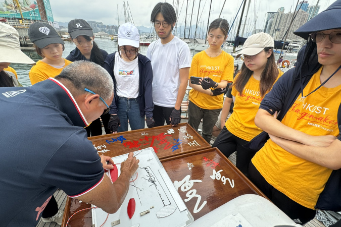 Andy places a significant emphasis on students’ learning attitudes. Edith (third from right) used her smartphone to capture key points during the training to help herself review and grasp new concepts effectively.