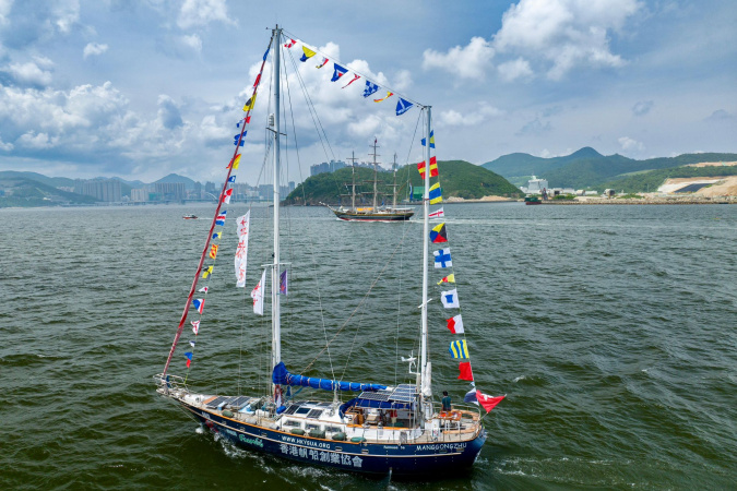 Manggongzhu is a 56-feet yacht which can accommodate up to 32 people for various onboard activities.