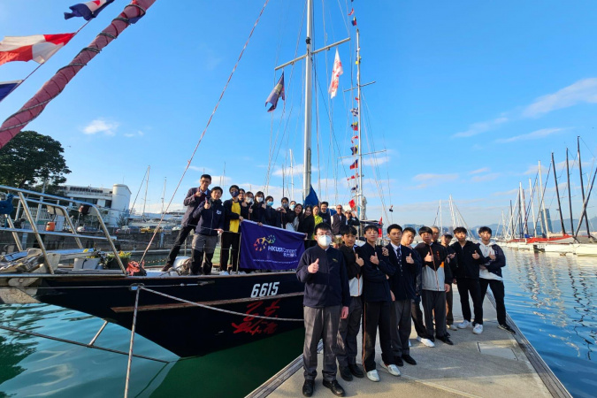 除了航船训练外，同学亦会学习筹划以帆船为平台的社会服务活动。图为同学与服务对象于「孟恭祝」号合照留念。