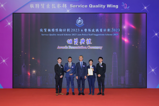 The research team, represented by Dr. Ng Ka-Fai (first right), Senior Research Engineer and PhD alumnus of the Department of Civil and Environmental Engineering, received a Gold Award in the Service Quality Award Scheme 2023 of the Hong Kong Police Force on September 11, 2024.
