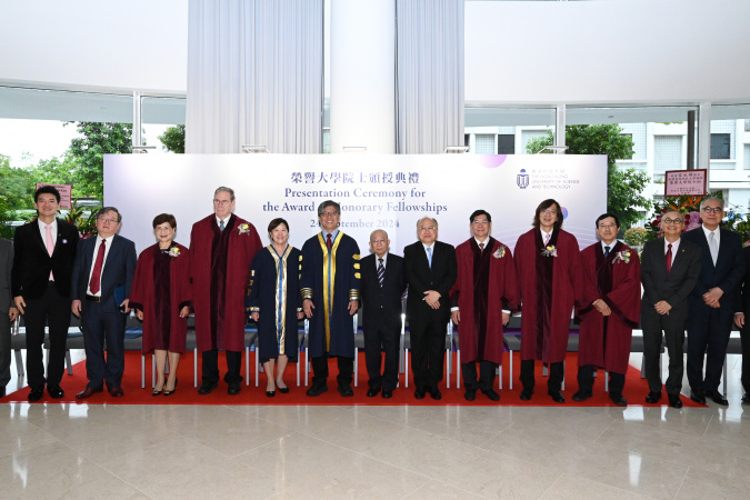 A group photo of Pro-Chancellor Dr. John Chan (eighth left), HKUST Council Chairman Prof. Harry Shum (seventh left), Court Chairman Dr. the Hon. Andrew Liao Cheung-sing (seventh right), President Prof. Nancy Ip (sixth left) with the five honorary fellows, as well as HKUST Court, Council and senior management members.