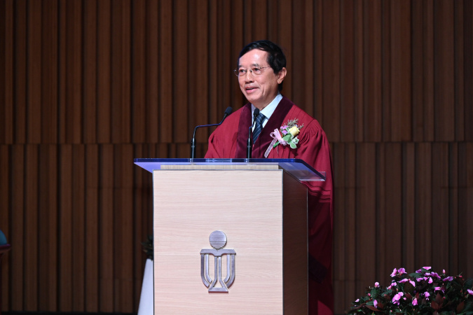 Prof. Ko Ping-Keung delivers his speech.