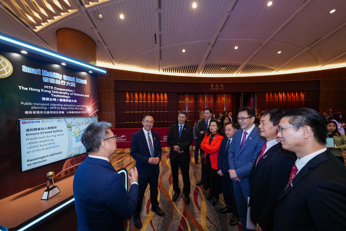 The Joint Laboratory showcased its award-winning innovative solution at the “Hong Kong Information and Communications Technology Awards 2024”, utilizing a dynamic simulation digital twin model to predict changes in passenger flow by simulating different scenarios. 