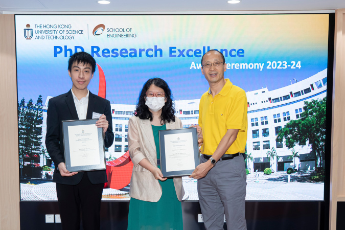 (From left) Finalist Dr. LI Cheuk-Yin, a 2024 PhD graduate from the Department of Chemical and Biological Engineering (CBE), and his PhD advisor Prof. Becki Yi Kuang, Assistant Professor of CBE, received a certificate from Prof. Li Zhigang, Chair of the Engineering Research Committee.