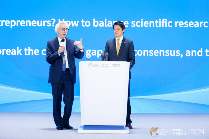 Prof. Dan Tsang (right) made a presentation on behalf of his group after a group discussion.