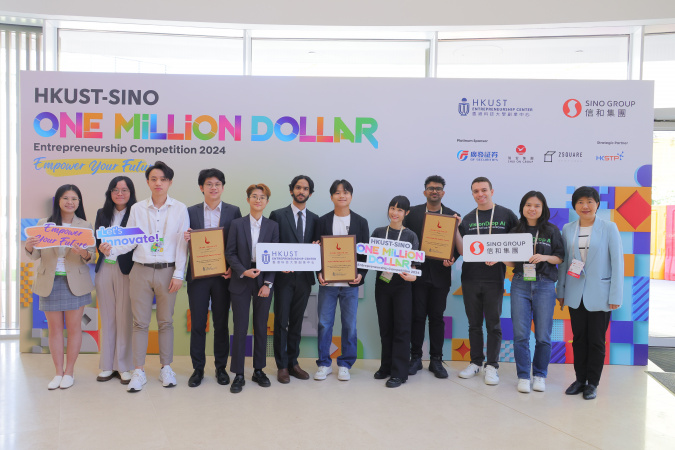 The competition includes a ‘Sustainability Impact Award’ to encourage startups to embrace the ESG (Environmental, Social, and Governance) principles. The award is presented by Ms. Vivian Lee, Group General Manager (Corporate Marketing & Communications, Sustainability) of Sino Group (1st from the right).