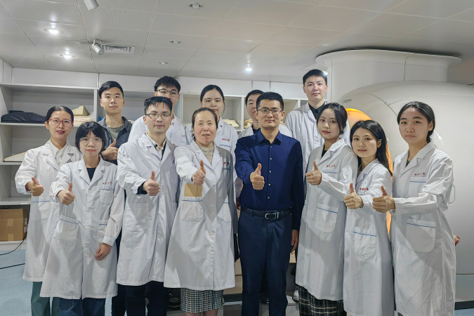 Assistant Professor Chen Hao (front row, fourth right) and PhD student Qiu Zelin (back row, second left) from the School of Engineering, HKUST; Prof. Zhao Yinghua (front row, third left), Dr. Xie Zhuoyao (front row, second left) and other members of the research team from the Third Affiliated Hospital of Southern Medical University.