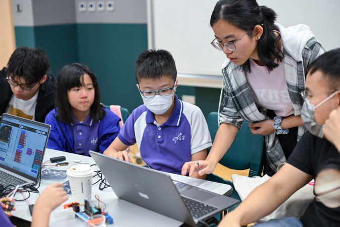 科大學生教導參加者如何為micro:bit編寫程式。