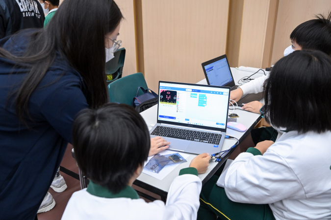 HKUST student helpers were teaching participants how to code for micro:bit.