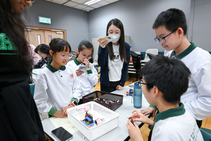 Participants were taking the fencing robot and weightlifting robot competitions.