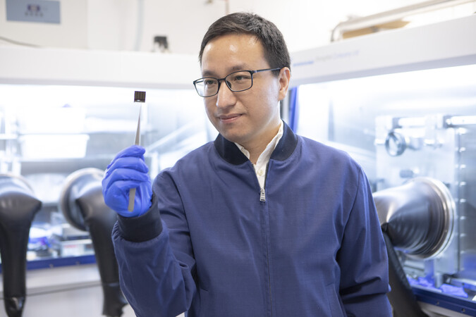 An expert in materials science, Prof. Zhou Yuanyuan is leading his team to develop perovskite solar cells with high power conversion efficiency and stability