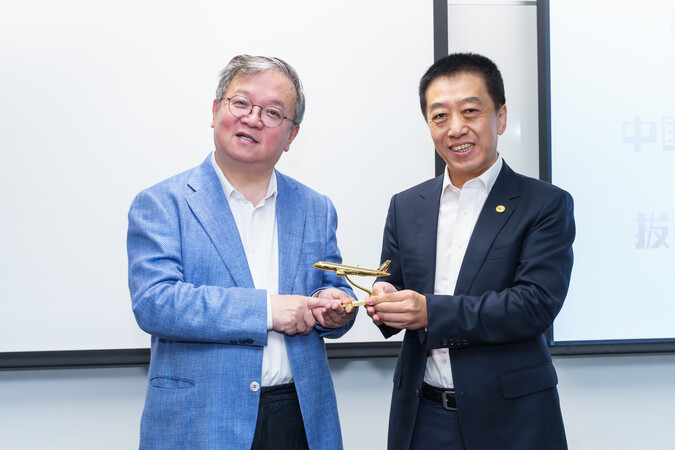 Prof. Guo Yike (left) and Mr. Shen Dali (right) exchanged souvenirs.