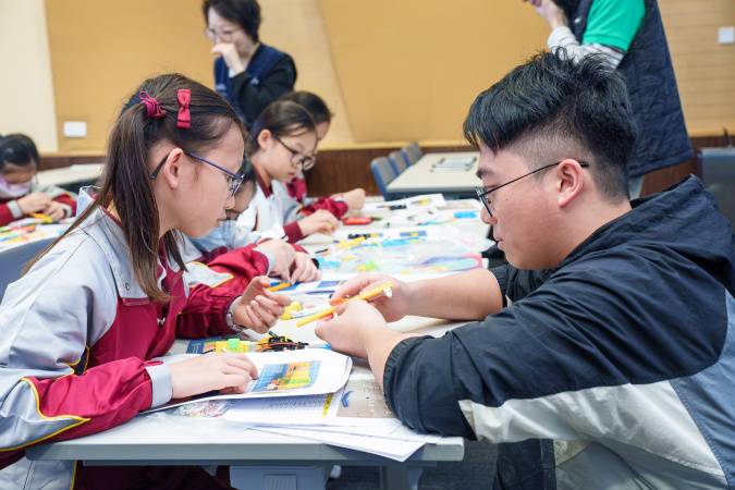 A HKUST student assisted fellow participants in assembling the electric tricycle.