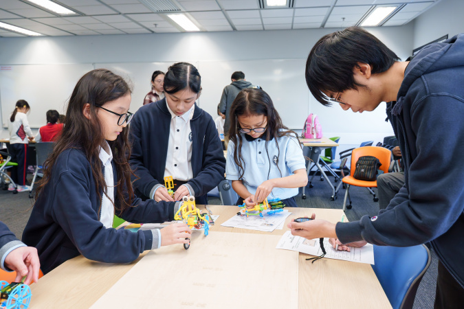 A HKUST student helped participants count the time.