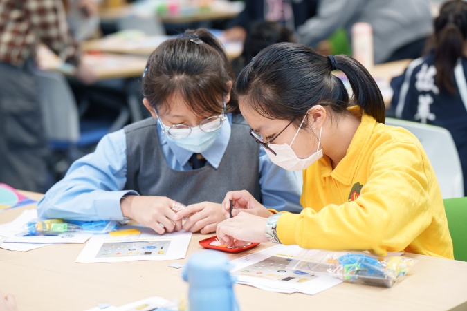 Participants started assembling their electric tricycle.