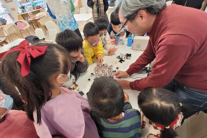 Prof. Tim Woo was demonstrating how a motor worked to children.