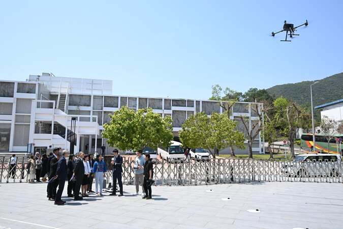 科大空气动力学和声学实验中心团队向嘉宾示范「无人机噪声外场测量」研究项目。