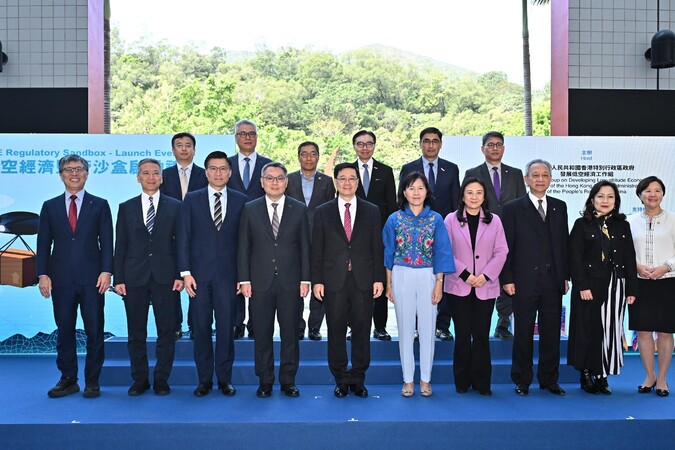 行政长官李家超（前排左五）、运输及物流局局长陈美宝（前排右五）、民航处处长廖志勇（前排左四）、科大校董会主席沈向洋教授（前排左一）、科大校长叶玉如教授（前排右一），以及其他嘉宾在典礼合照。（政府新闻处图片）