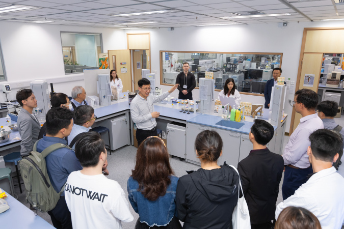 A tour of the Food Technology Lab was arranged before the forum for Industry Engagement Committee members, industry guests and alumni.