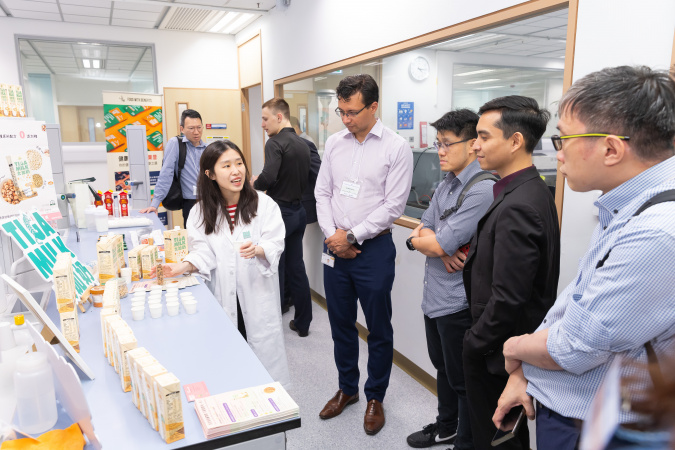A tour of the Food Technology Lab was arranged before the forum for Industry Engagement Committee members, industry guests and alumni.