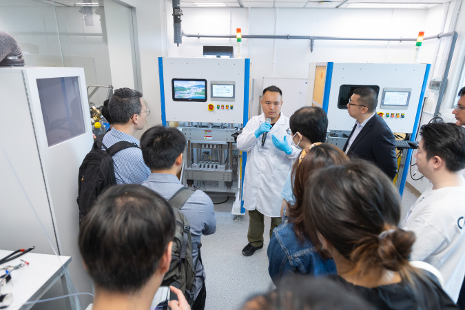 A tour of the CIAC-HKUST Joint Laboratory for Hydrogen Energy was arranged before the forum for Industry Engagement Committee members, industry guests and alumni.