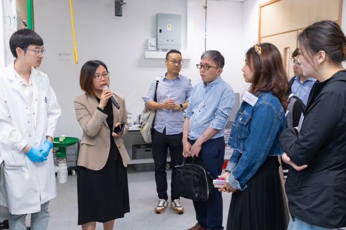 A tour of the CIAC-HKUST Joint Laboratory for Hydrogen Energy was arranged before the forum for Industry Engagement Committee members, industry guests and alumni.
