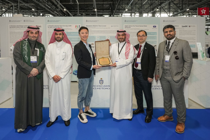 The International Exhibition of Inventions Geneva is the world’s largest global exhibition exclusively devoted to inventions, with nearly 1,050 inventions from about 35 countries and regions of inventors, universities, institutes, and companies showcasing this year. HKUST inventions attract counterparts’ attention and receive recognition from them.
