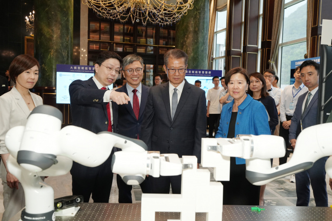 VNI Director Prof. Jia Jiaya showcases an AI-assisted multi-robotic arm collaborative intelligent assembly system developed by his team.