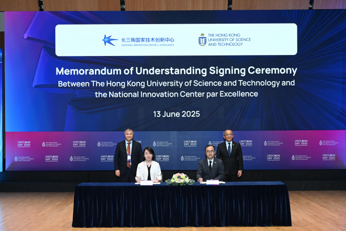 Under the witness of General Manager of AstraZeneca Hong Kong & Macau Ms. Shan Wu (back left) and HKUST President Prof. Nancy Ip (back right), Head of Medical Affairs, BioPharmaceuticals & Rare Disease of AstraZeneca Hong Kong Mr. Tin Hung Wong (front left) and HKUST Vice-President for Research & Development Prof. Tim Cheng (front right) sign the MoU.
