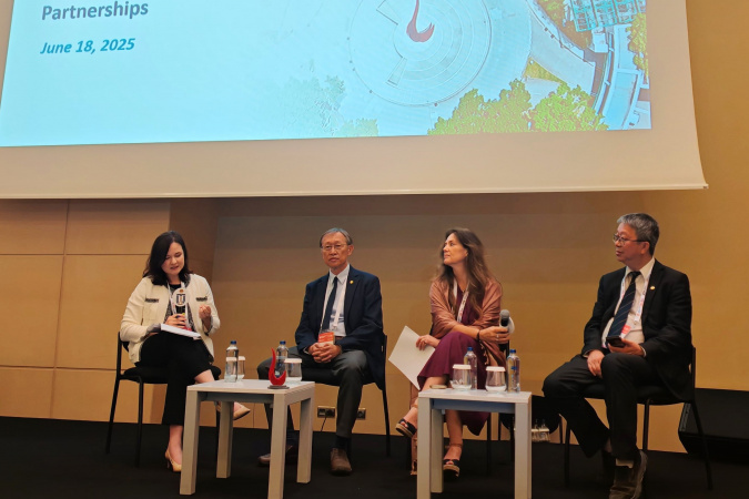 A panel discussion featuring Dr. Alison Lloyd, HKUST Associate Provost (Institutional Data and Research) (first left) as moderator, Prof. Alexis Lau, HKUST Head of Division of Environment and Sustainability (ENVR) and Director of the Institute for the Environment (first right), Prof. Chen Fei, Co-Chair of the Urban Prediction Project of World Meteorological Organization (WMO)’s World Weather Research Program and HKUST Associate Head of ENVR (second left), and Prof. Soledad Garcia Ferrari, also Co-Chair of t