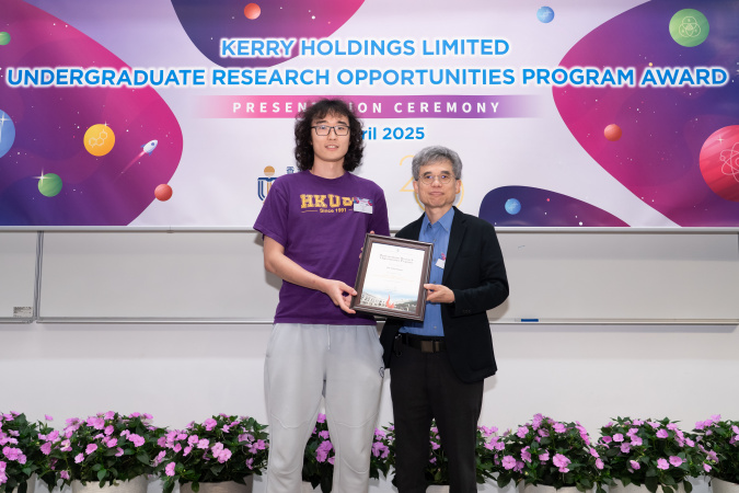 Finalist Liu Yifan (left) and Prof. Chan Che-Ting (right), Director of HKUST’s Research Office