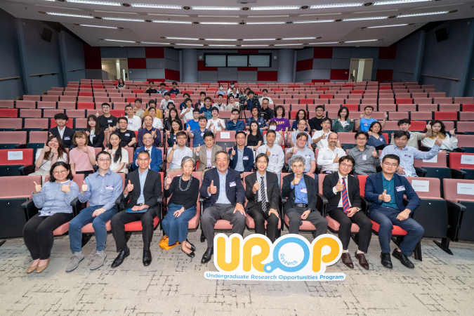 A group photo of the presentation ceremony