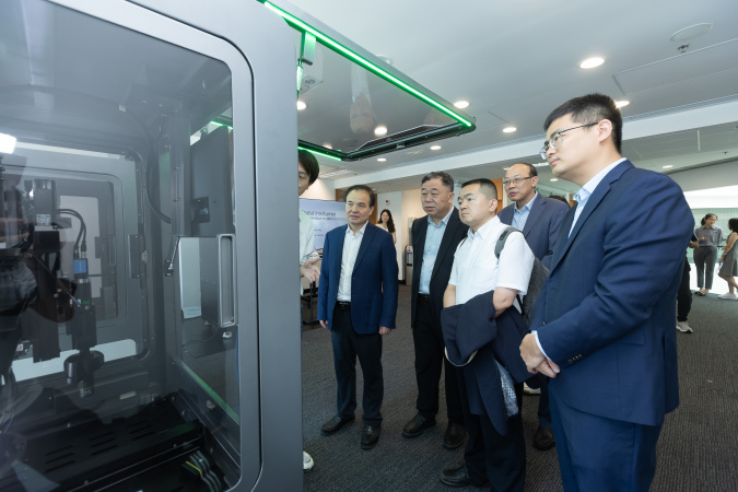 Co-Director of the “Collaborative Center for Medical and Engineering Innovation”, Prof. Chen Hao, leads the delegation to visit HKUST’s Von Neumann Institute.
