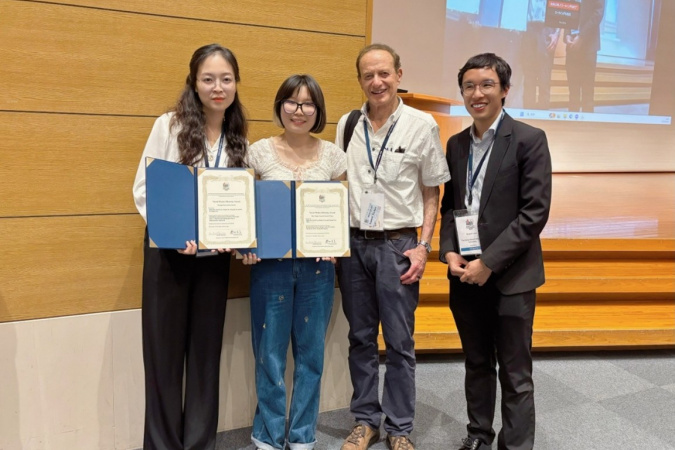 PhD students Ma Qiru (first left) and Su Zhiya (second left)