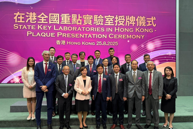 A group photo of the HKUST delegation: HKUST President Prof. Nancy Ip (first row, third left), Prof. Charles Ng Wang-Wai, HKUST Vice-President for Institutional Advancement (first row, fourth left) Prof. Tim Cheng, Vice-President for Research and Development (first row, second left), Prof. Kristiaan Neyts (first row, first left), Prof. Fan Zhiyong (first row, fourth right), Prof. Kwok Hoi-Sing, Executive Director of SKLDOE, Dr. William M W Mong Professor of Nanotechnology and Chair Professor of Electronic