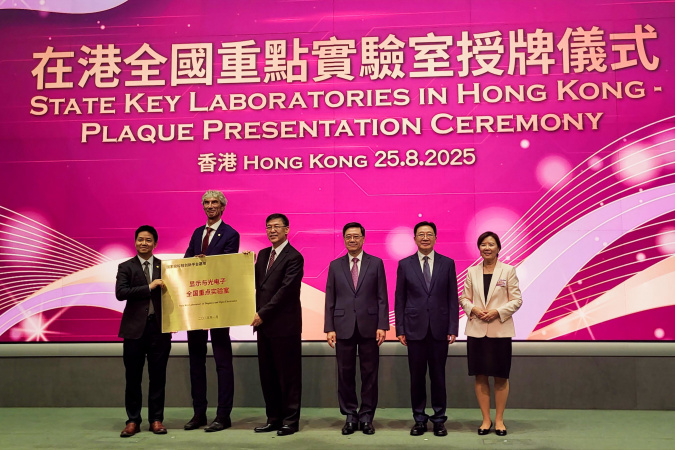 Plaque Presentation Ceremony of SKLDOE: HKSAR CE John Lee (third right), Yin Hejun, MOST Minister (third left), Zhou Ji, LOCPG Director (second right), HKUST President Prof. Nancy Ip (first right), Prof. Kristiaan Neyts, SKLDOE Director and HKUST Professor of Electronic and Computer Engineering (second left), Prof. Fan Zhiyong, Co-Director of SKLDOE and HKUST Chair Professor of Electronic and Computer Engineering (first left).