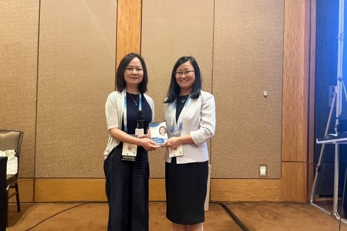 Prof. Su Hui (right) received a plaque from Prof. Luo Yali (left), President of AOGS’ Atmospheric Science Section, for presenting the Atmospheric Science Distinguished Lecture at the AOGS 22nd Annual Meeting.