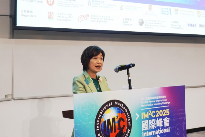 The Secretary for Education, Dr. Choi Yuk-Lin, officiated at the ceremony.