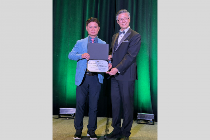 吴教授（左）亦获颁发 Donald Stanley 最佳论文奖，奖项旨在表扬每年在《Canadian Geotechnical Journal》期刊发布的最佳论文。