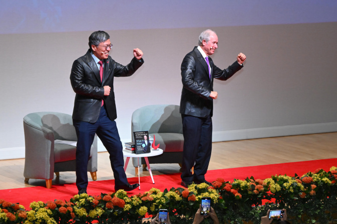 Prof. Shum (left) and Mr. Schwarzman (right) put on black leather blazers emblazoned with “HKUST” and danced together on stage.