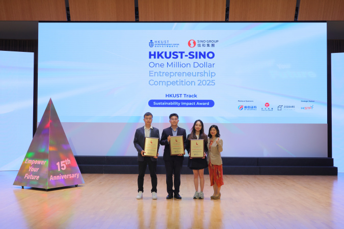 The competition includes the ‘Sustainability Impact Award,’ which encourage startups to incorporate ESG principles into their submissions. The award is presented by Ms. Melanie Kwok, Deputy General Manager (Sustainability and Innovation) of Sino Group (first right). 