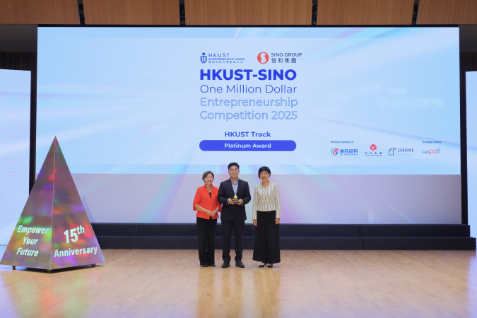 Prof. Nancy Ip, HKUST President (first left) and Ms. Vivian Lee, Group General Manager (Corporate Marketing, Communications & Sustainability) of Sino Group (first right) present the Platinum Award (Champion) of the HKUST Track to Stellerus Technology Limited.