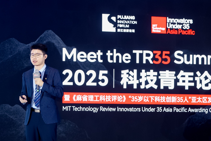 Prof. Tu Fengbin proposed a reconfigurable computing-in-memory architecture paradigm.