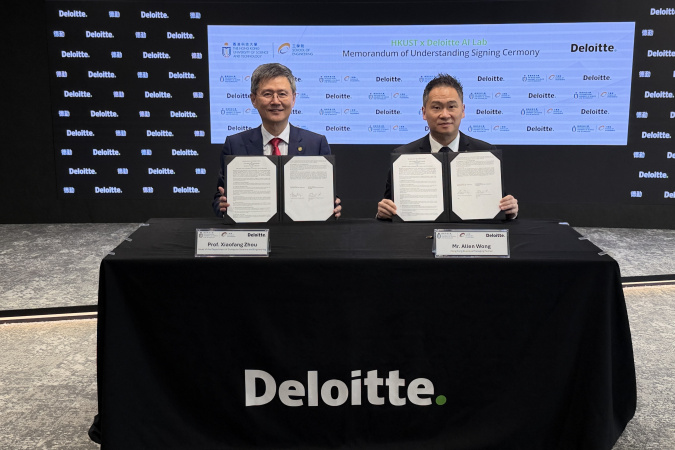 Prof. Zhou Xiaofang (left) and Allen Wong (right) signed the Memorandum of Understanding.