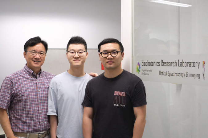 瞿佳男教授（左）与论文共同第一作者、电子及计算机工程学系博士生傅奕铭（中）及佘镇涛（右）合照。