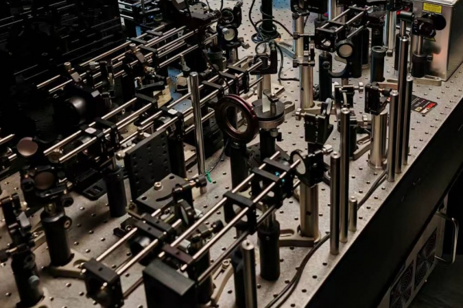 团队将MD-FSS技术与多光子显微镜相结合，实现了对大脑活动的多功能动态观测。图为团队建构的自适应光学多光子显微镜。