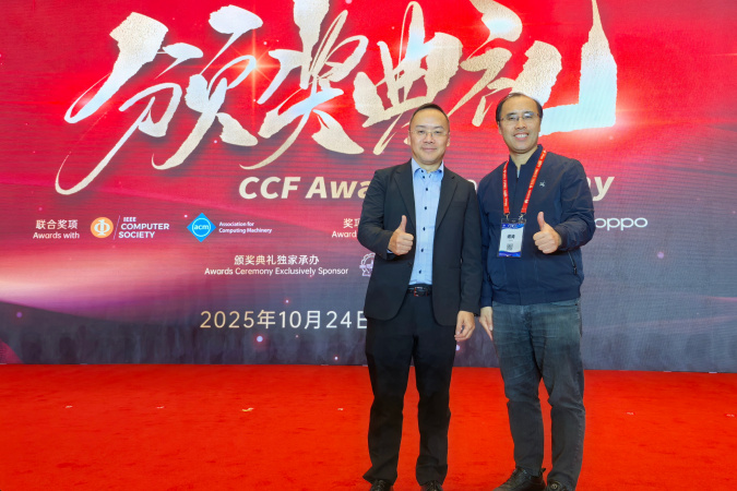 Prof. Xie Yuan and his younger brother Prof. Xie Tao, Professor of Peking University, at the award ceremony. 
