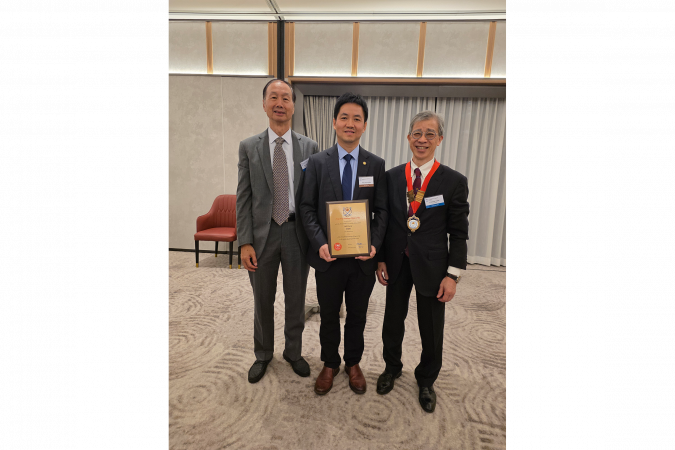 Prof. Fan Zhiyong (center), Prof. Kwok Hoi-Sing (left), and Ir Dr. Alex Chan Siu-Kun (right).